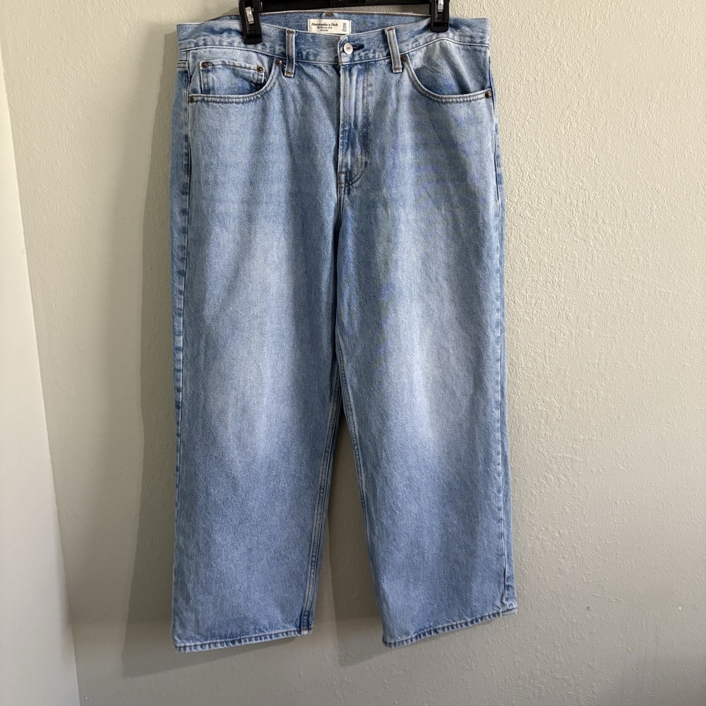 Abercrombie Fitch Slouchy Jeans Women 32 (fits 36) /14 Short Light Wash Baggy